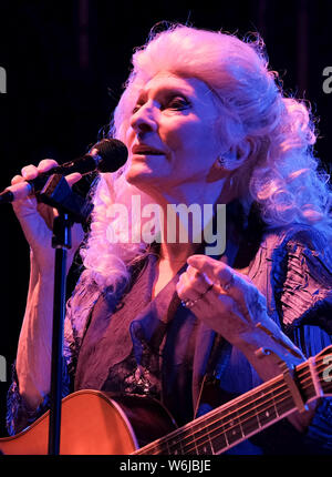 Wickham, UK. 01 Ago, 2019. Il Grammy Award winning American cantautore di folk, blues, pop e rock, Judith Marjorie Collins popolarmente noto come Judy Collins si esibisce dal vivo a Wickham festival in Hampshire. Credito: SOPA Immagini limitata/Alamy Live News Foto Stock