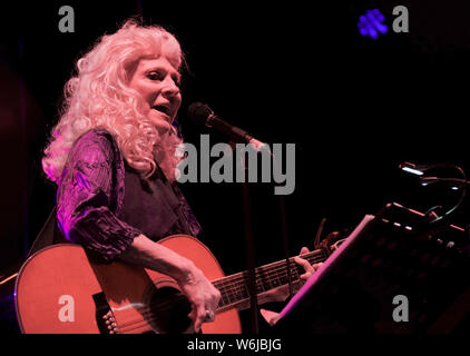 Wickham, UK. 01 Ago, 2019. Il Grammy Award winning American cantautore di folk, blues, pop e rock, Judith Marjorie Collins popolarmente noto come Judy Collins si esibisce dal vivo a Wickham festival in Hampshire. Credito: SOPA Immagini limitata/Alamy Live News Foto Stock