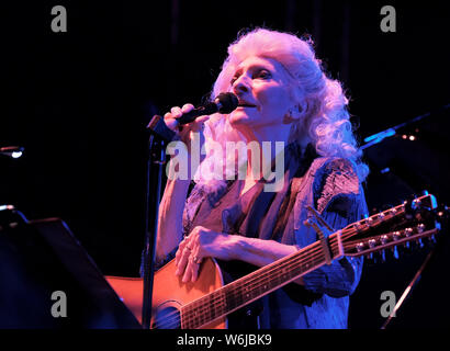 Wickham, UK. 01 Ago, 2019. Il Grammy Award winning American cantautore di folk, blues, pop e rock, Judith Marjorie Collins popolarmente noto come Judy Collins si esibisce dal vivo a Wickham festival in Hampshire. Credito: SOPA Immagini limitata/Alamy Live News Foto Stock