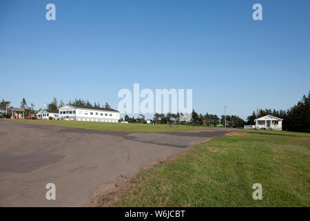 New Glasgow Cavendish, PEI- Luglio 26, 2019: vista attraverso il prato estivo all'ufficio di registrazione e rec hall al Marco Polo terra Foto Stock