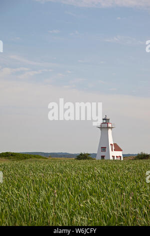 Luglio 27, 2019 - Fiume francese, PEI - Fiume francese iconici Lighthouse vicino all'oceano in PEI Foto Stock