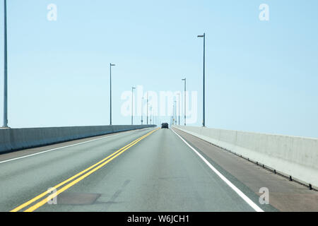 Ponte di confederazione, PEI - Luglio 28, 2019: a seguito di una vettura lungo la Confederazione ponte in PEI su un giorno di estate Foto Stock