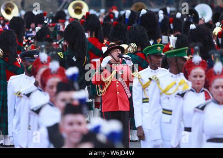 Edimburgo, Scozia, Regno Unito. 1 agosto, 2019. Il Royal Edinburgh Tattoo militare lancia il suo 2019 mostra caleidoscopio. In scena sul Castello di Edimburgo Esplanade fra 2-24 Agosto. Pak@ Mera/Alamy Live News Foto Stock