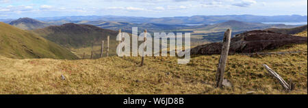 Vista panoramica delle montagne di Kerry guardando verso sud-est sulla Baia di Kenmare dal ferro di cavallo Mullaghanattin passeggiata sulla penisola di Iveragh, nella contea di Kerry, Foto Stock