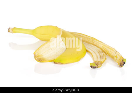 Pelle di colore giallo maturo banana isolato su sfondo bianco Foto Stock