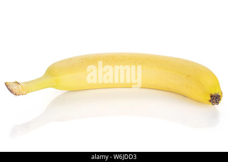 Un intero Giallo maturo banana isolato su sfondo bianco Foto Stock