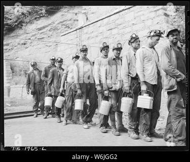 I minatori il check in presso la casa della lampada al termine del turno di mattina. Koppers divisione di carbone, Kopperston miniere, Kopperston, Wyoming County, West Virginia. Foto Stock