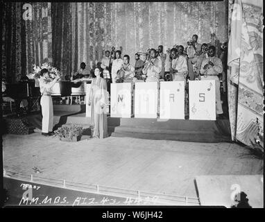 Miss Josephine Baker, stadio popolare attore, canta l'inno nazionale come il gran finale per la mostra tenutasi presso il Teatro Comunale, Orano, in Algeria, in nord Africa. La band è diretta da T/Sgt. Frank W. Weiss., 05/17/1943 Foto Stock