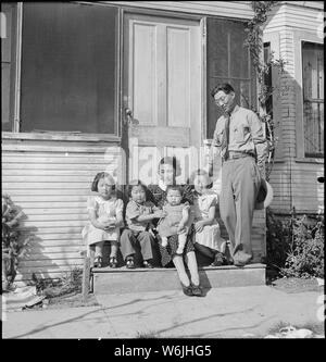 Mountain View, California. Membri della famiglia Mitarai sulla loro ranch di sei settimane prima di evacuati . . .; Portata e contenuto: tutta la didascalia per questa fotografia si legge: Mountain View, California. Membri della famiglia Mitarai sulla loro ranch di sei settimane prima della evacuazione. Agli sfollati di ascendenza giapponese sarà alloggiato in War Relocation Authority centri per la durata. Foto Stock