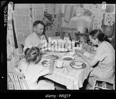 Il sig. e la Sig.ra Charlie Davis e i loro due bambini di mangiare la cena nella cucina di loro due casa in camera. Fox Ridge Mining Company, Inc., Hanby miniera, Arjay, Bell County, Kentucky. Foto Stock