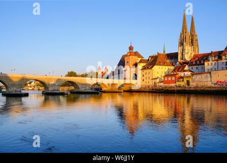 Ponte di pietra sul Danubio e la città vecchia con la cattedrale di Regensburg, Alto Palatinato, Baviera, Germania Foto Stock