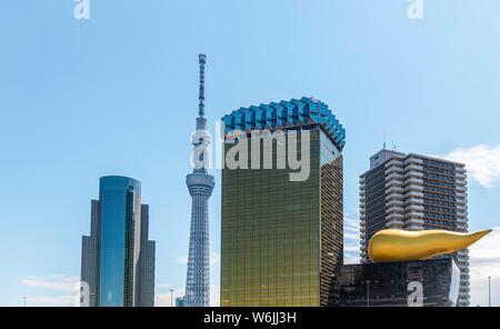 Grattacieli di Tokyo Skytree Tower e Asahi Beer Hall, Asahi fiamma D'o la costruzione di Asakusa, Tokyo, Giappone Foto Stock