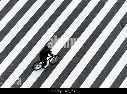 Shibuya Crossing, sola bicicletta attraversa Crosswalk, Shibuya, Udagawacho, Tokyo, Giappone Foto Stock