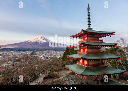 Cinque piani pagoda Pagoda Chureito, Fujiyoshida affacciato sulla città e sul Monte Fuji Vulcano, Prefettura di Yamanashi, Giappone Foto Stock