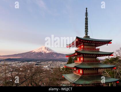 Cinque piani pagoda Pagoda Chureito, Fujiyoshida affacciato sulla città e sul Monte Fuji Vulcano, Prefettura di Yamanashi, Giappone Foto Stock