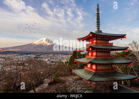 Cinque piani pagoda Pagoda Chureito, Fujiyoshida affacciato sulla città e sul Monte Fuji Vulcano, Prefettura di Yamanashi, Giappone Foto Stock