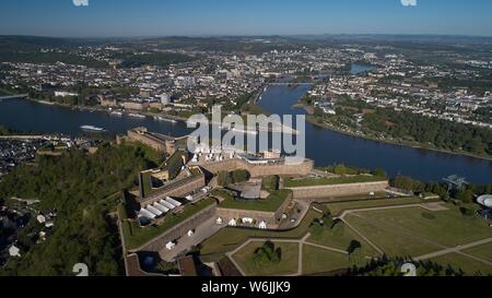 Vista aerea, Coblenza fortezza Ehrenbreitstein e il tedesco Eck alla confluenza del Reno e della Mosella, Coblenza, Renania-Palatinato, Germania Foto Stock