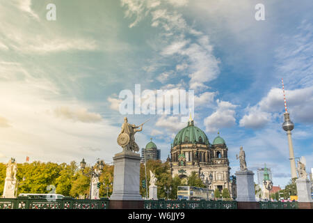 Berlino, Germania - 28 Luglio 2018: panoramica delle tre importanti pietre miliari della storia di Berlino: Schloss ponte e le sue statue imperiali, il Foto Stock