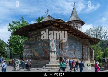 Turisti visitano la Chiesa nel monastero di San Giorgio, 1547, Sito Patrimonio Mondiale dell'Unesco, Voronet, Romania Foto Stock