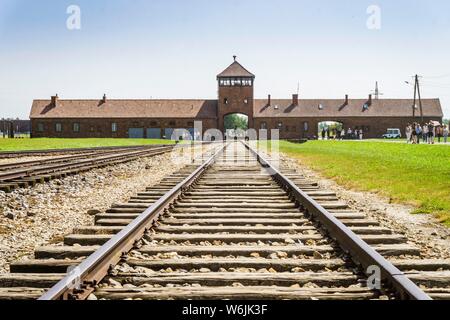 Stazione ferroviaria che conduce all ingresso principale di Auschwitz Birkenau campo di concentramento, oggi museo, Polonia Foto Stock