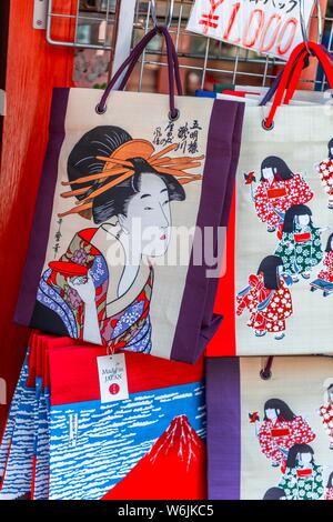 Sacchetti dipinti con motivi giapponesi, Geisha illustrazioni, Asakusa, Tokyo, Giappone Foto Stock