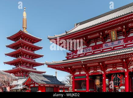 Hozomon Gate e Five-Story Pagoda di Sensoji, Tempio buddista complessa, il Tempio di Senso-ji, Asakusa, Tokyo, Giappone Foto Stock