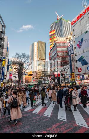 Folla sulle strisce pedonali a incrocio, Bunkamura-Dori, Udagawacho Shibuya, Tokyo, Giappone Foto Stock