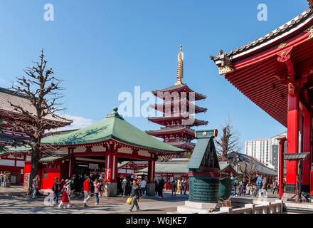 Sensoji pagoda a cinque piani, tempio buddista complessa, il Tempio di Senso-ji, Asakusa, Tokyo, Giappone Foto Stock