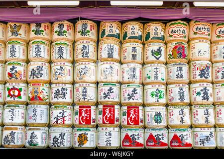 Consacrazione del Tempio di Meiji, impilati botti di sake con caratteri giapponesi, il Tempio di Meiji, Shibuya, Tokyo, Giappone Foto Stock