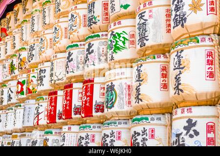 Consacrazione del Tempio di Meiji, impilati botti di sake con caratteri giapponesi, il Tempio di Meiji, Shibuya, Tokyo, Giappone Foto Stock