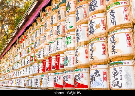 Consacrazione del Tempio di Meiji, impilati botti di sake con caratteri giapponesi, il Tempio di Meiji, Shibuya, Tokyo, Giappone Foto Stock