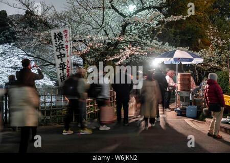 Turisti e giapponese in fioritura schiume ciliegia di notte, giapponese la fioritura dei ciliegi in Primavera, Hanami Festival, Chidorigafuchi Green Way, Tokyo Foto Stock