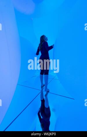 Giovane donna, grande illuminato sfere, installazione LED nel Digital Art Museum, TeamLab pianeti, Koto City, Tokyo, Giappone Foto Stock