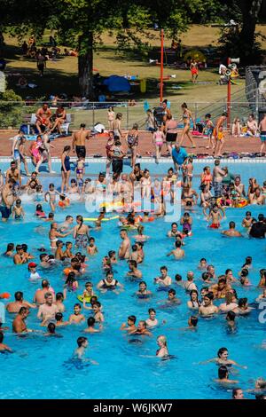 I visitatori della piscina esterna, Grugabad, Essen, la zona della Ruhr, Nord Reno-Westfalia, Germania Foto Stock