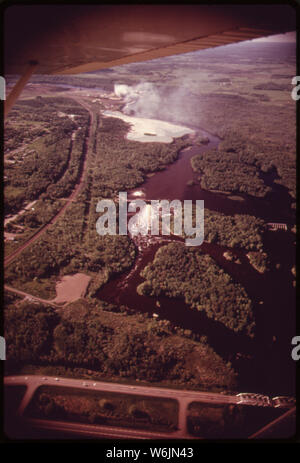 NORTHWEST PAPER COMPANY A CLOQUET, MINNESOTA, SULLA ST LOUIS fiume. Scarica dalla pila di fumo sale da 800 a 1000 piedi coperte di fumo di un'area di otto a dieci miglia Foto Stock