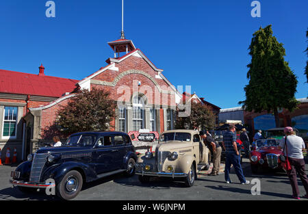 Motueka, Tasman/Nuova Zelanda - Febbraio 17, 2013: Vintage car show in Motueka High Street di fronte al museo. Foto Stock