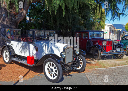 Motueka, Tasman/Nuova Zelanda - Febbraio 17, 2013: Vintage car show in Motueka High Street di fronte al museo. Foto Stock