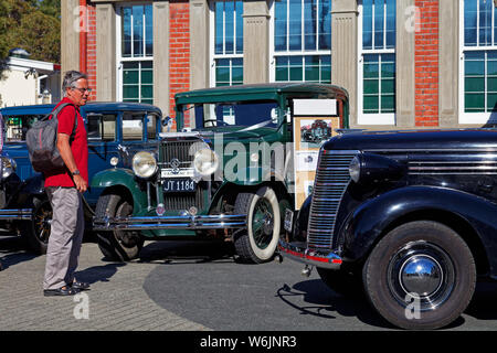 Motueka, Tasman/Nuova Zelanda - Febbraio 17, 2013: Vintage car show in Motueka High Street di fronte al museo. Foto Stock