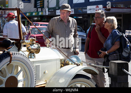 Motueka, Tasman/Nuova Zelanda - Febbraio 17, 2013: Vintage car show in Motueka High Street di fronte al museo. Foto Stock