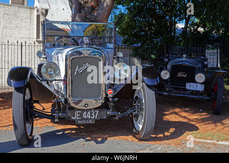 Motueka, Tasman/Nuova Zelanda - Febbraio 17, 2013: Austin auto chiamato Madge in corrispondenza di un'auto d'epoca mostrano in Motueka High Street. Foto Stock