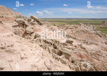 Cresta rocciosa di un colle Badlands nel Parco nazionale Badlands nel South Dakota Foto Stock