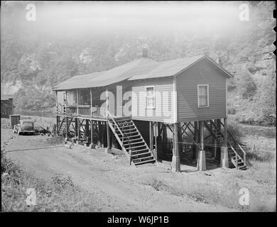 Avviso di posti di fondazione di questa casa tipica. Southern Coal Corporation, Bradshaw miniera, Bradshaw, McDowell County, West Virginia. Foto Stock