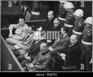 Processi di Norimberga. Gli imputati nel dock; Goering, Hess, von Ribbentrop e Keitel in prima fila, circa 1945-1946, ca. 1945 - ca. 1946; le note generali: utilizzo di guerra e di conflitto numero 1297 quando si ordina una riproduzione o la richiesta di informazioni su questa immagine. Foto Stock