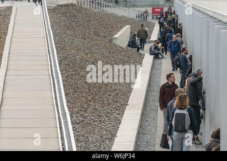 Berlino, Germania - 26 settembre 2018: la divisione tra la rampa di accesso e un corridoio con turisti di appoggio a una temporanea mostra all'aperto in Foto Stock