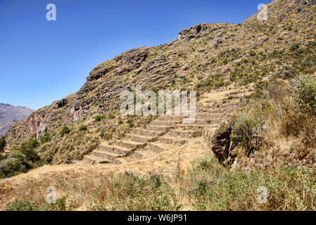 Terrazzamenti Inca presso le rovine di Huchuy Qosqo ("poco Cuzco'), la Valle Sacra, Perù Foto Stock