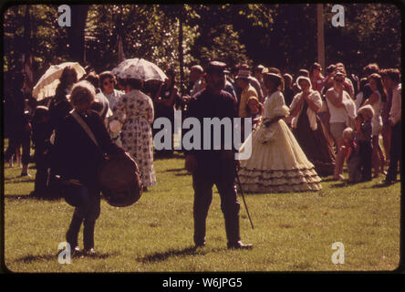 Vecchio tempo RIFLEMAN d'incontro, il 24 giugno 1973, viene trattenuto sul villaggio Greenfield verde adiacente al Museo di Henry Ford di Dearborn. I visitatori osservano le donne in costume e soldati Foto Stock