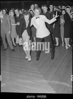 Oakland, in California. Hot Jazz di ricreazione. Una spontanea jitterbug mostra in mezzo alla pista da ballo. Benny Goodman in concerto a Oakland, in California dance hall Foto Stock