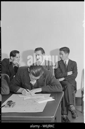 Oakland, in California. Junior servizio dell'occupazione. Giovani senza alcuna esperienza lavorativa ha un difficile momento di sbarco di un primo lavoro. Egli è la compilazione di applicazioni Foto Stock