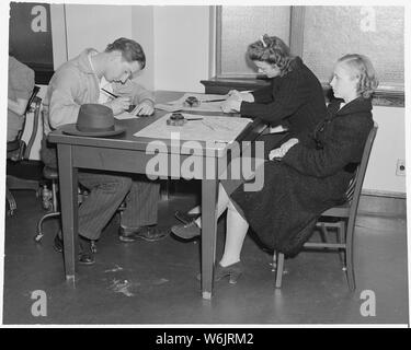 Oakland, in California. Junior servizio dell'occupazione. Compilazione di applicazioni. Le ragazze vogliono lavoro part-time al servizio domestico Foto Stock