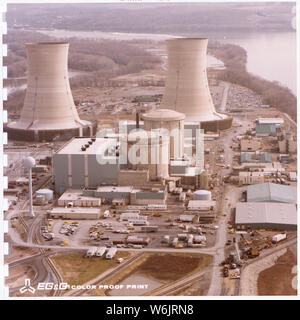 [Obliqua vista] TMI [Three Mile Island]; Portata e contenuto: Three Mile Island nucleare stazione di generazione dopo il marzo 1979 incidente nucleare. Foto Stock